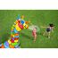 Zwei Kinder spielen mit einem aufblasbaren Giraffen-Wassersprinkler.