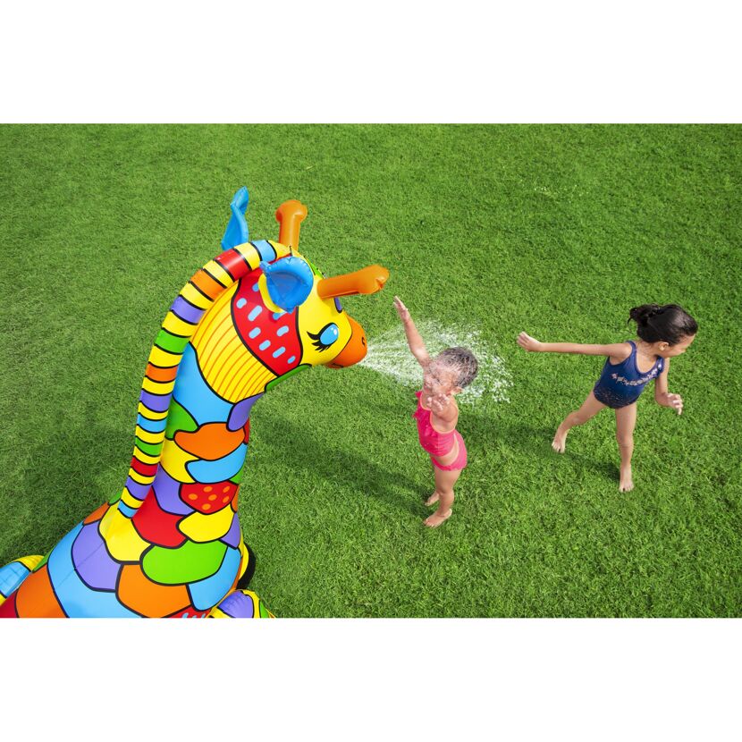 Zwei Kinder spielen mit einem aufblasbaren Giraffen-Wassersprinkler.
