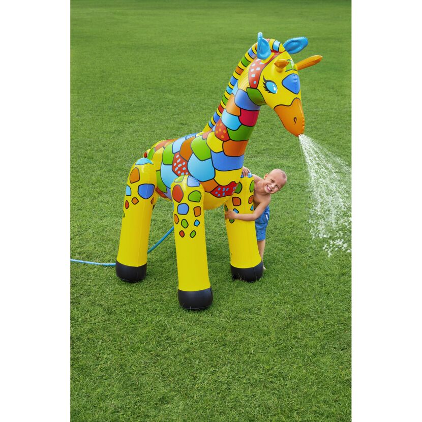 Kind mit aufblasbarem Wassersprinkler Giraffe