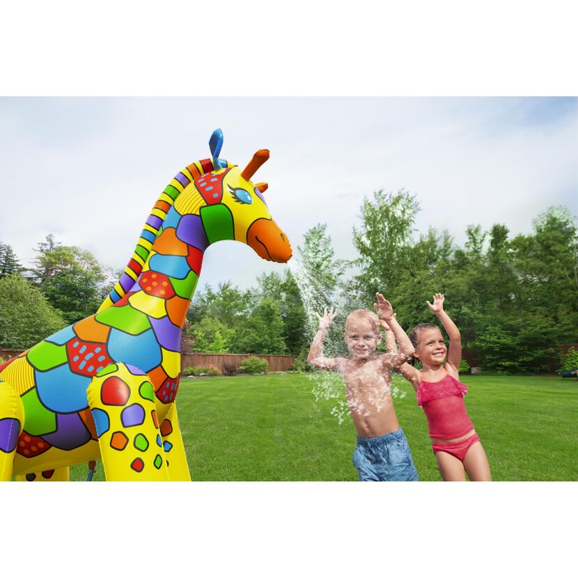 Zwei Kinder spielen im Garten mit einem aufblasbaren Wassersprinkler in Form einer Giraffe.
