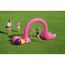 Kinder spielen mit einem aufblasbaren Wassersprinkler in Flamingo-Form.