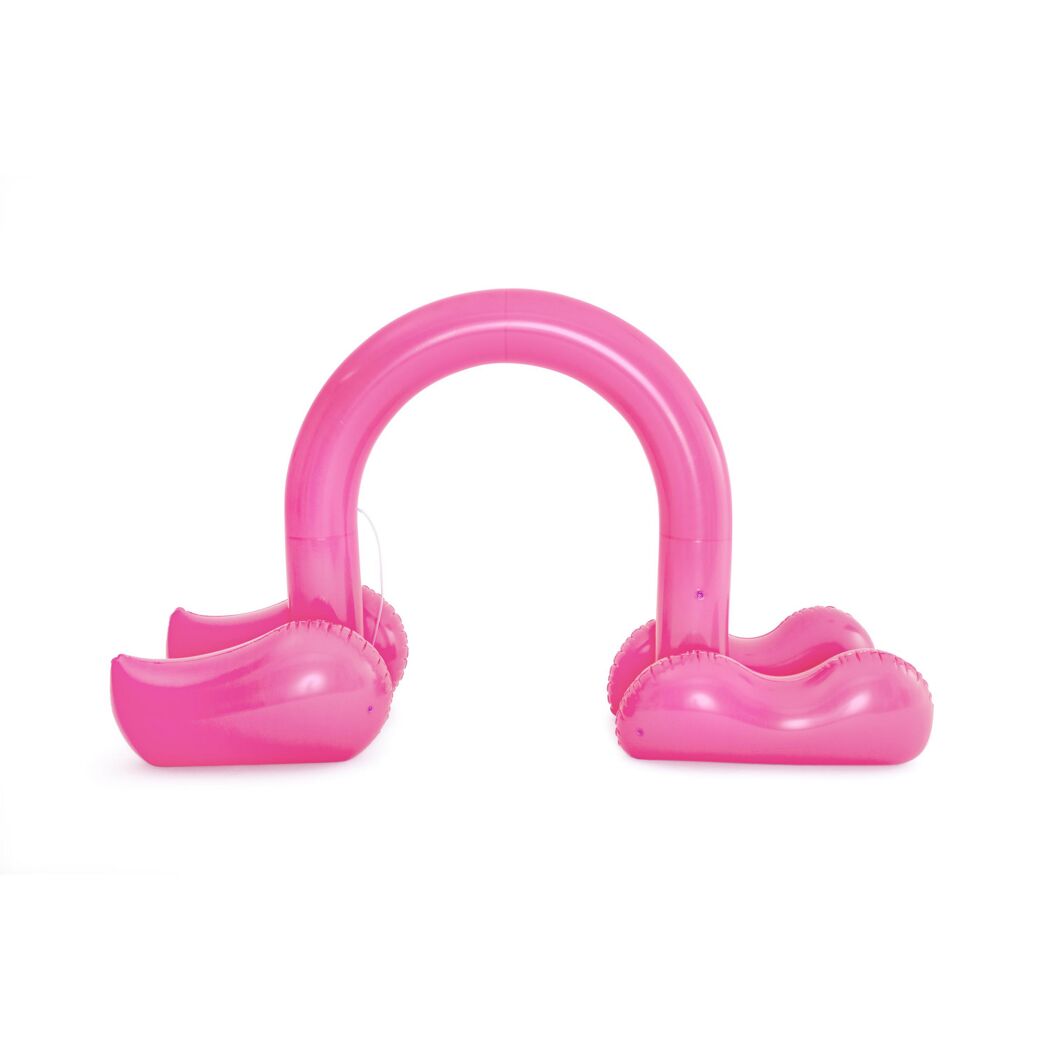 Pinkfarbener Wassersprinkler in Form eines Bogens