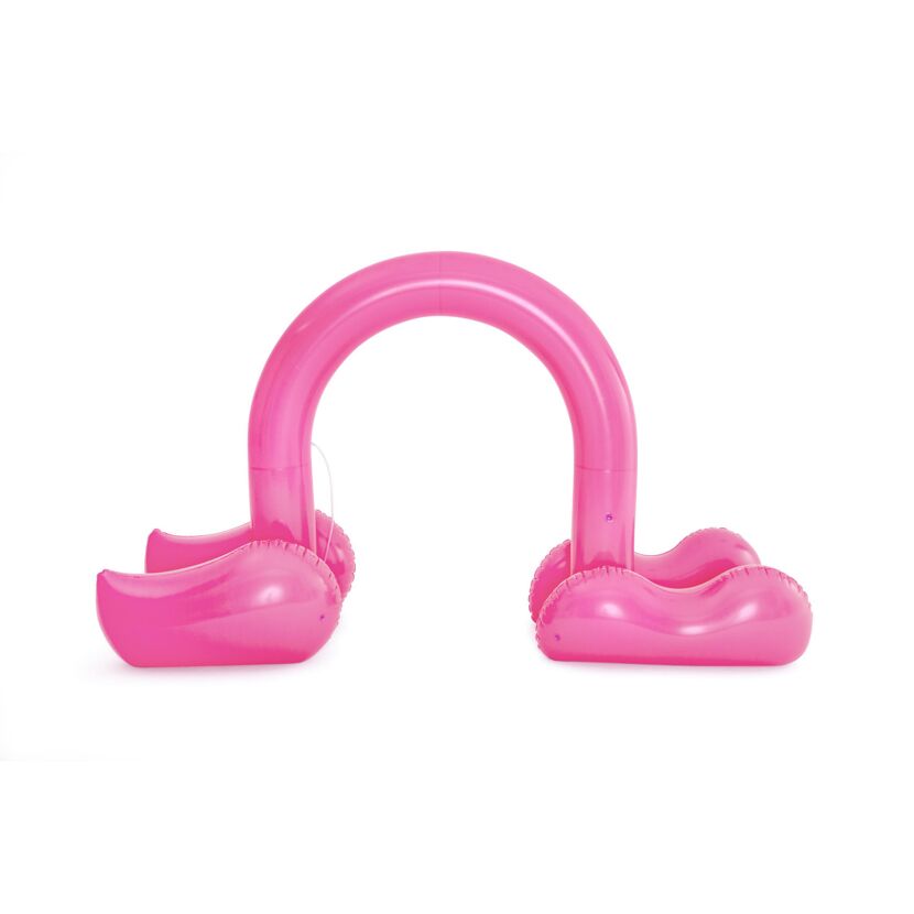 Pinkfarbener Wassersprinkler in Form eines Bogens