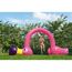 Kind spielt im aufblasbaren Wassersprinkler Flamingo
