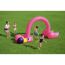 Kinder spielen mit aufblasbarem Flamingo Wassersprinkler.