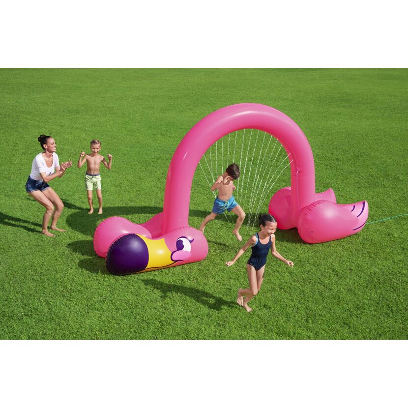Kinder spielen mit aufblasbarem Flamingo Wassersprinkler.