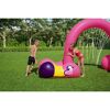 Zwei Kinder spielen mit einem aufblasbaren Wassersprinkler in Flamingo-Form.