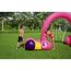 Zwei Kinder spielen mit einem aufblasbaren Wassersprinkler in Flamingo-Form.