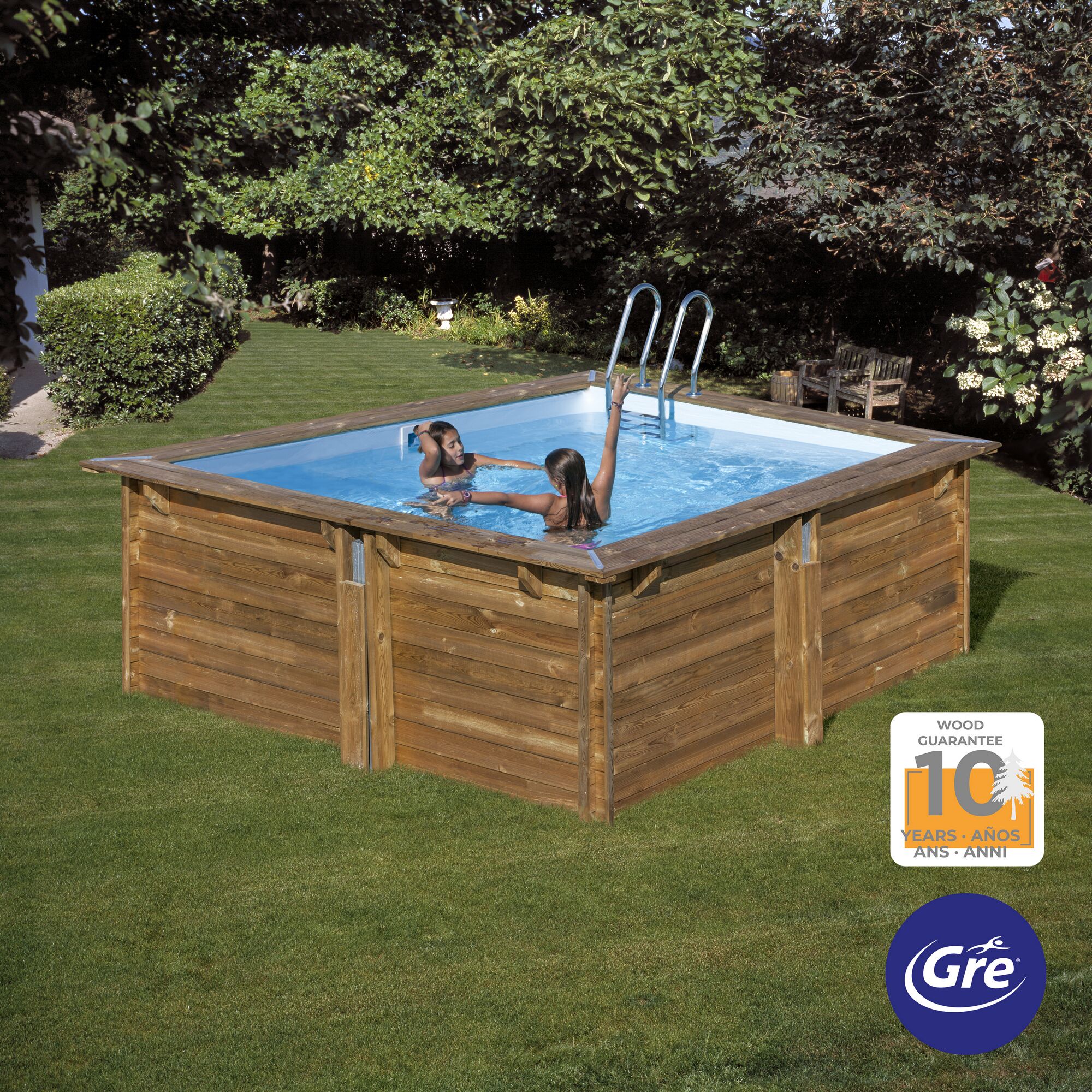 Zwei Personen in einem quadratischen Holzpool von Gre