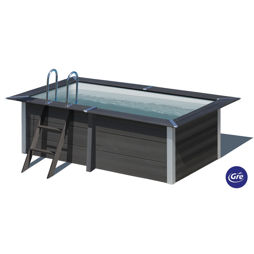Rechteckiger Pool mit Holzumrandung und Leiter