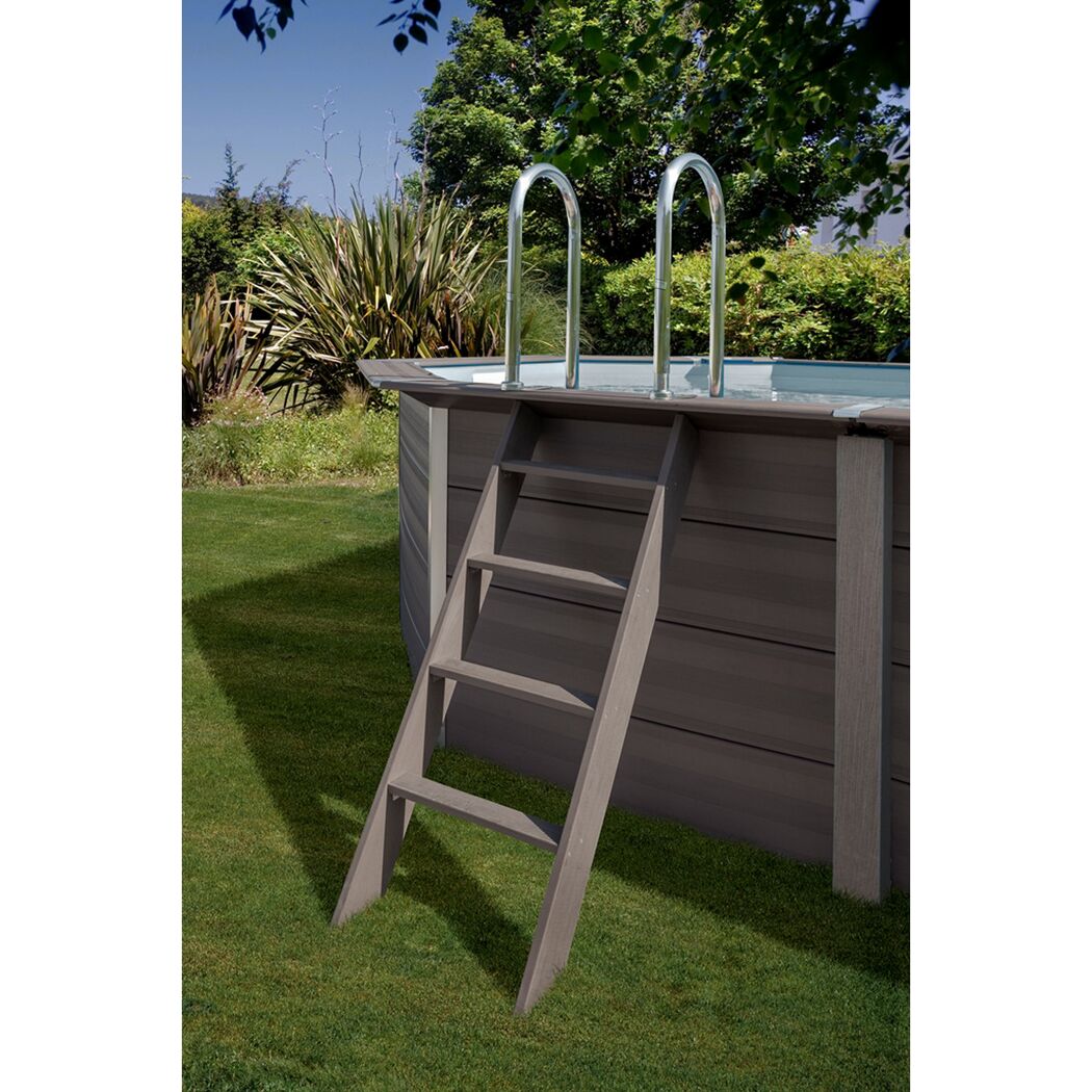 Pool mit Außentreppe im Garten