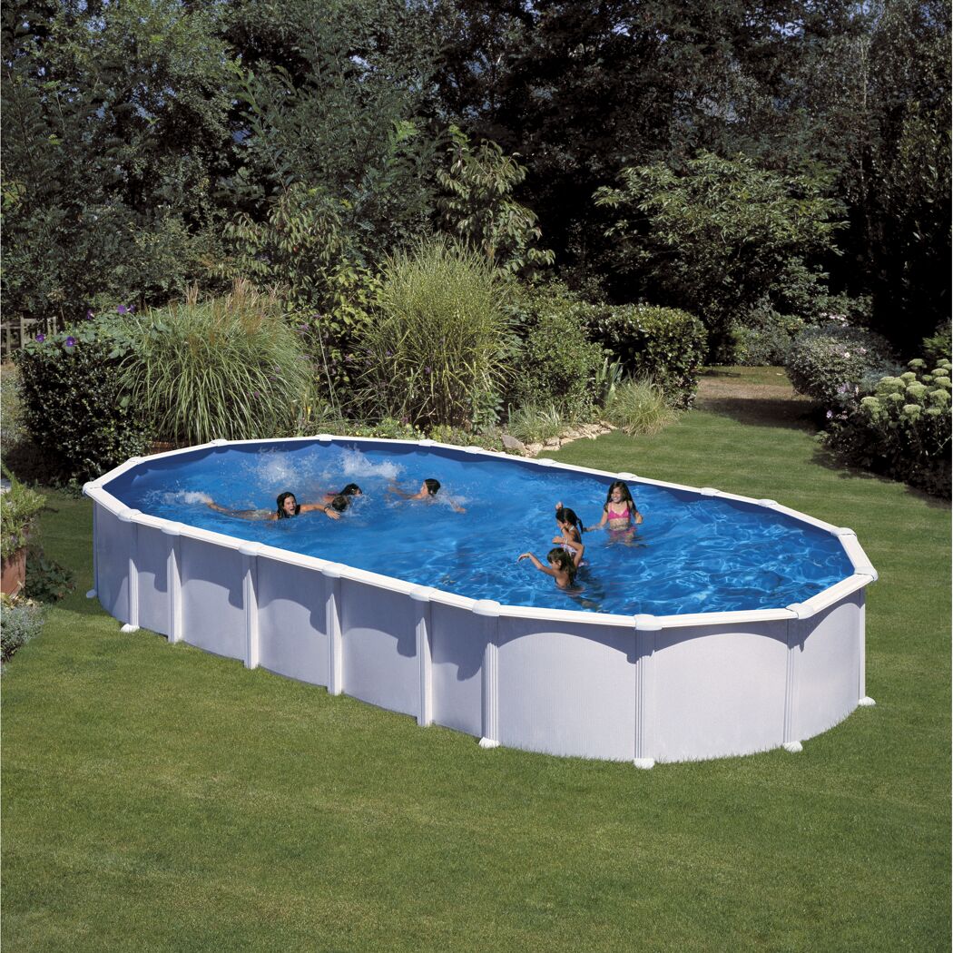 Kinder schwimmen in einem ovalen Stahlwandpool.