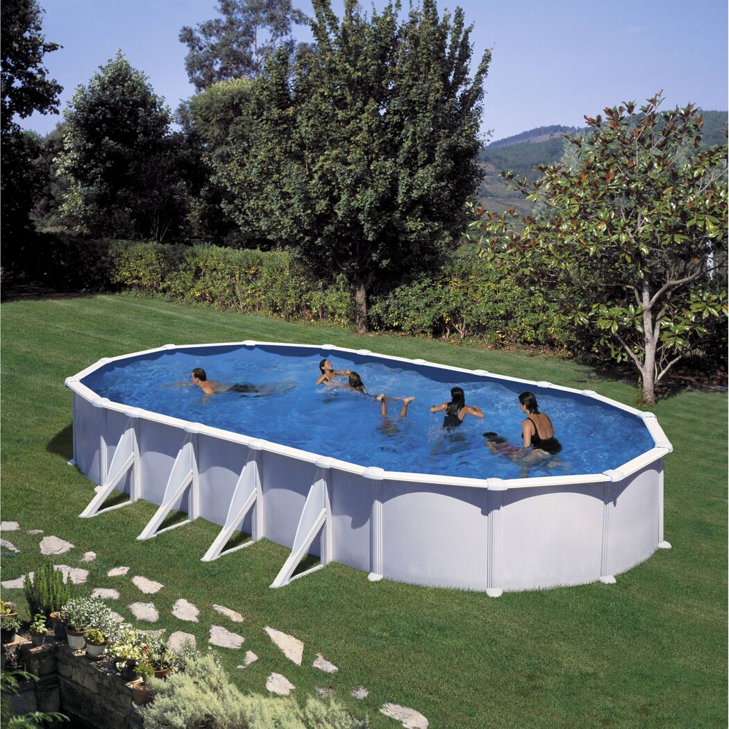 Personen schwimmen in einem ovalen Stahlwandpool