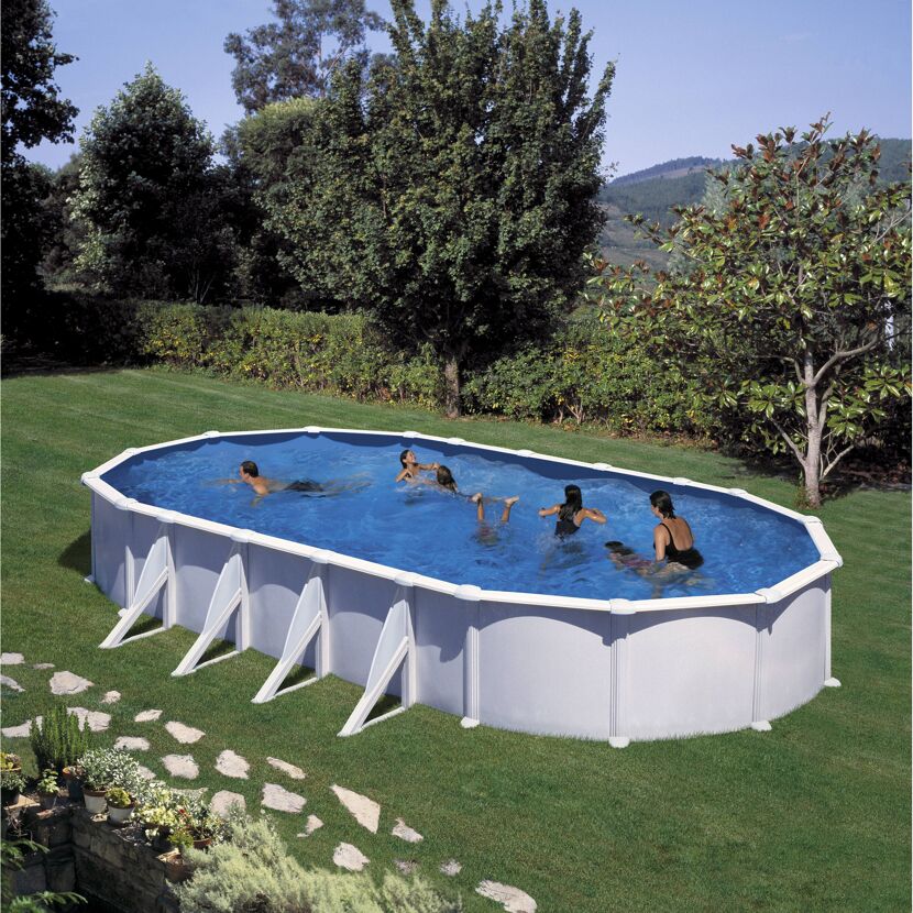 Personen schwimmen in einem ovalen Stahlwandpool
