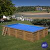 Rechteckiger Holzpool mit blauer Abdeckung