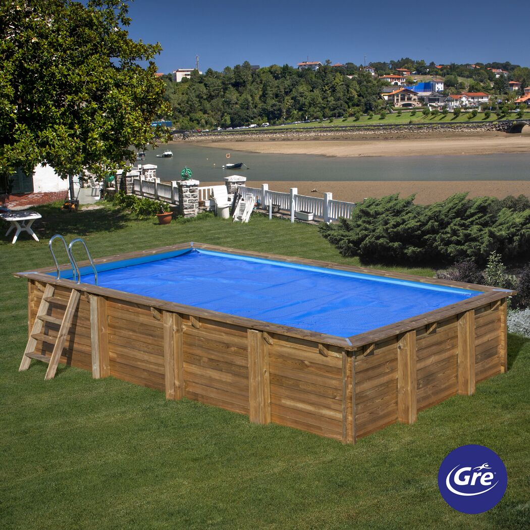 Rechteckiger Holzpool mit blauer Abdeckung