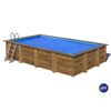 Rechteckiger Holzpool mit blauer Abdeckplane