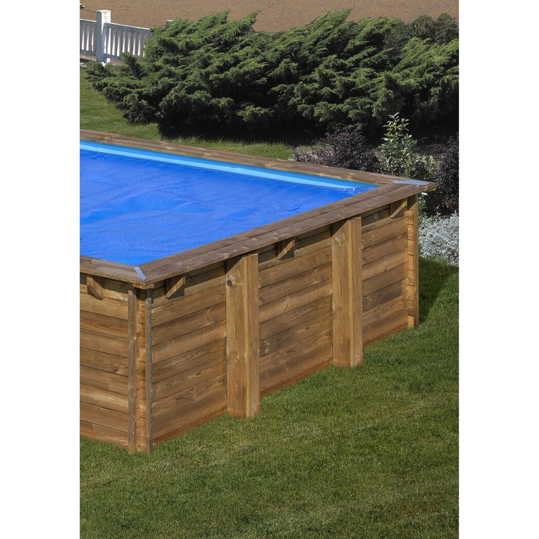 Holzpool mit blauer Sommerplane