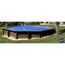 Achteckiger Holzpool mit blauer Abdeckplane