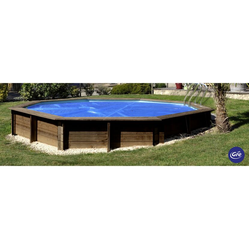 Achteckiger Holzpool mit blauer Abdeckplane
