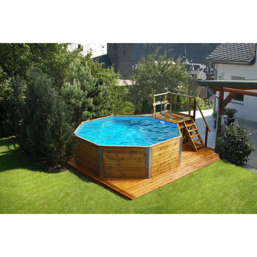 Achteckiger Holzpool mit Holzpodest und Leiter