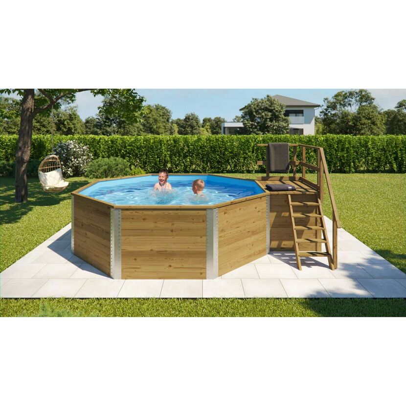 Achteckiger Holzpool mit zwei Kindern