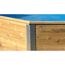 Ecke eines Holzpools mit blauer Abdeckung