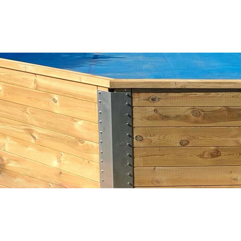 Ecke eines Holzpools mit blauer Abdeckung