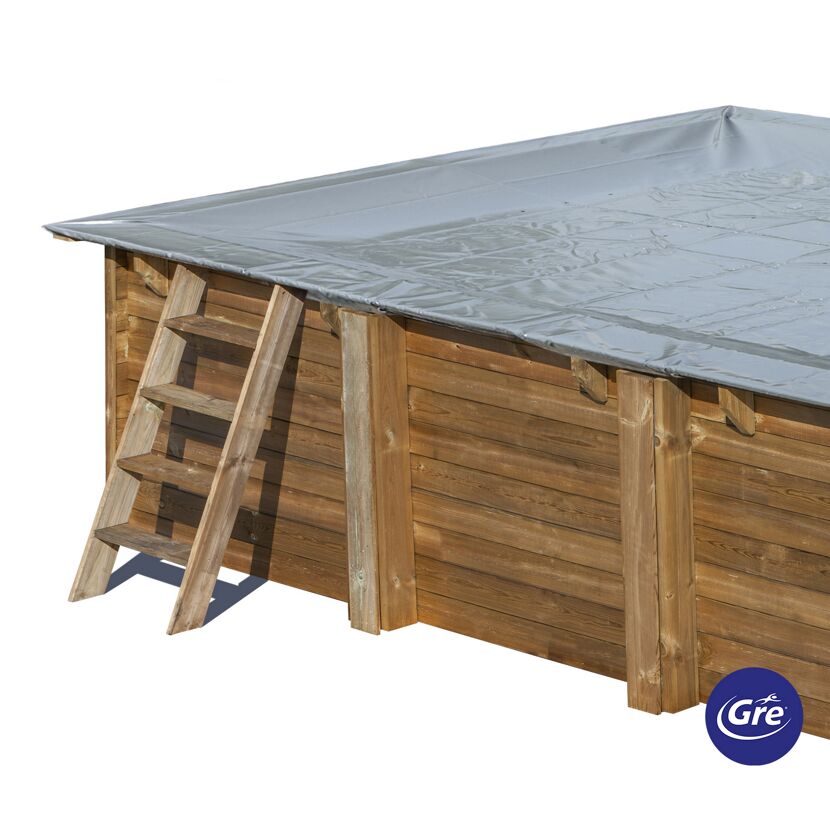 Abgedeckter Holzpool mit Leiter