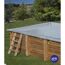 Abgedeckter Holzpool mit Leiter
