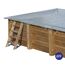 Abgedeckter Holzpool mit Leiter