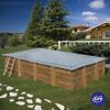 Abgedeckter Holzpool mit Leiter im Garten