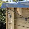 Winterplane an Holzpool befestigt