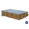 Abgedeckter Holzpool mit Leiter