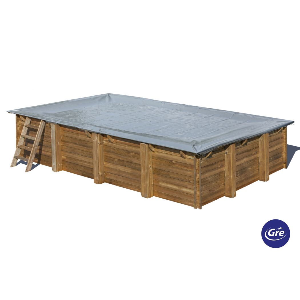 Abgedeckter Holzpool mit Leiter