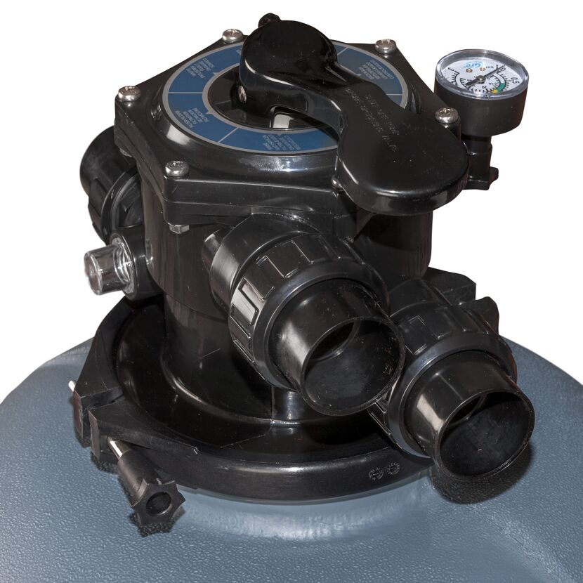 Schwarzes Ventil mit Manometer auf grauem Tank.