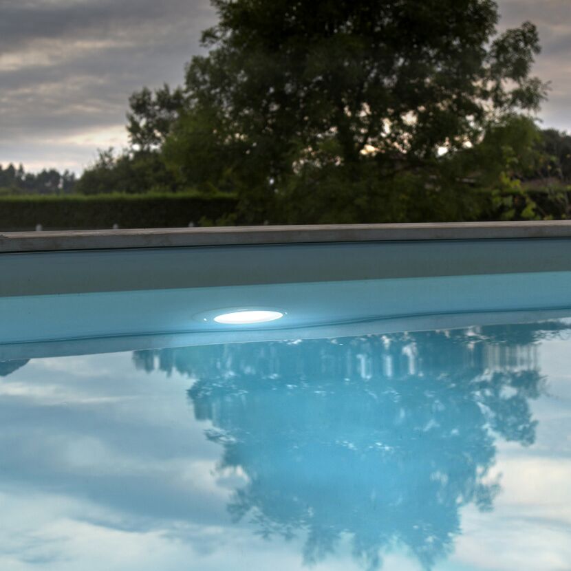 Beleuchteter Pool bei Dämmerung