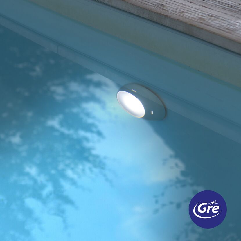 LED-Projektor im Pool