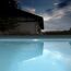 Beleuchteter Pool in der Abenddämmerung