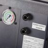 Nahaufnahme einer Wärmepumpe mit Manometer.