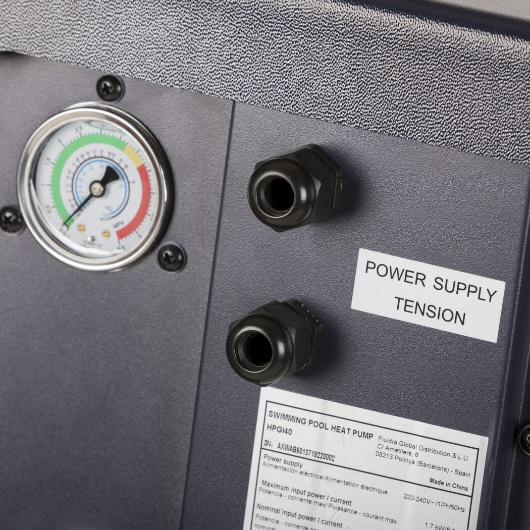 Nahaufnahme einer Wärmepumpe mit Manometer.