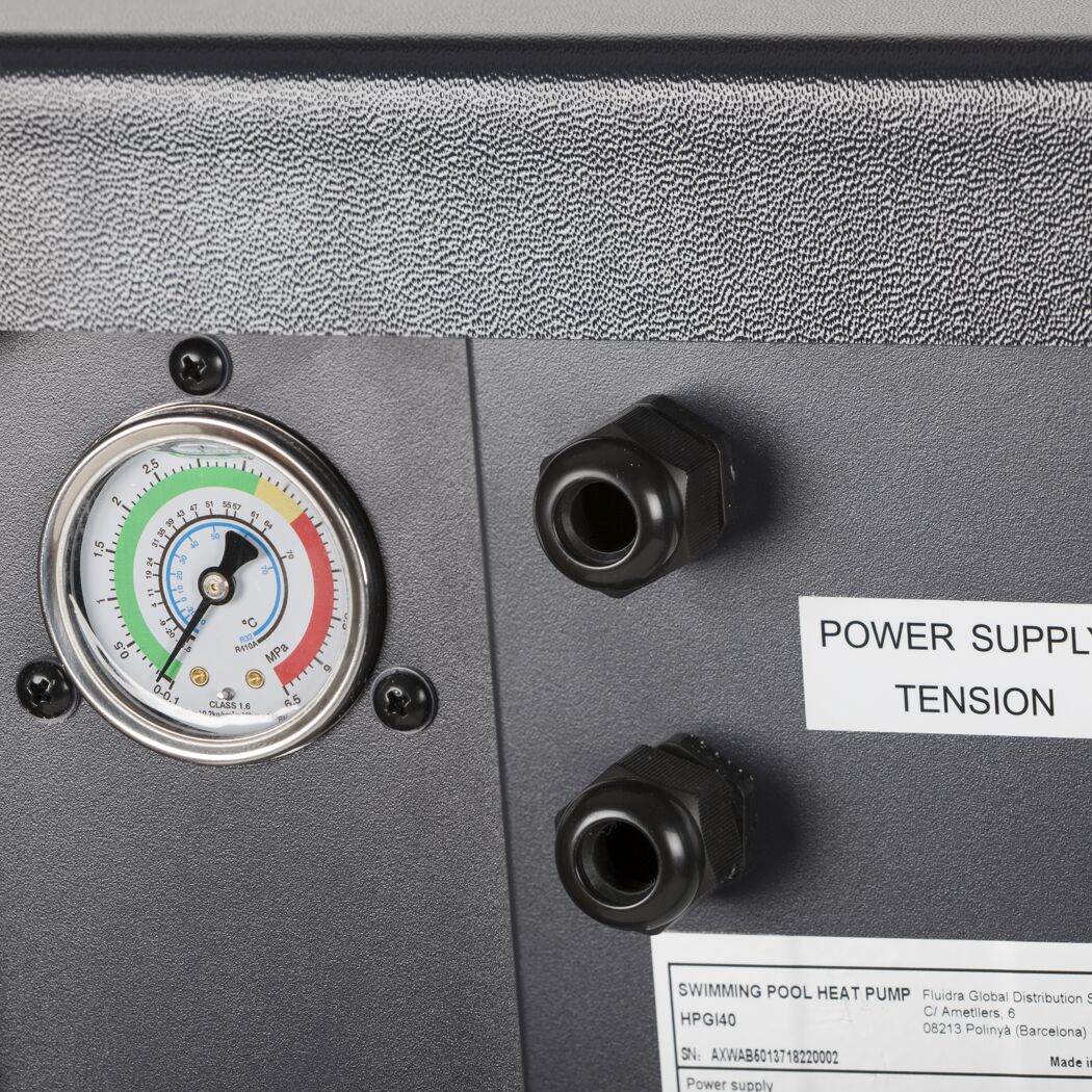 Manometer und Anschlüsse einer Wärmepumpe