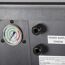 Manometer und Anschlüsse einer Wärmepumpe