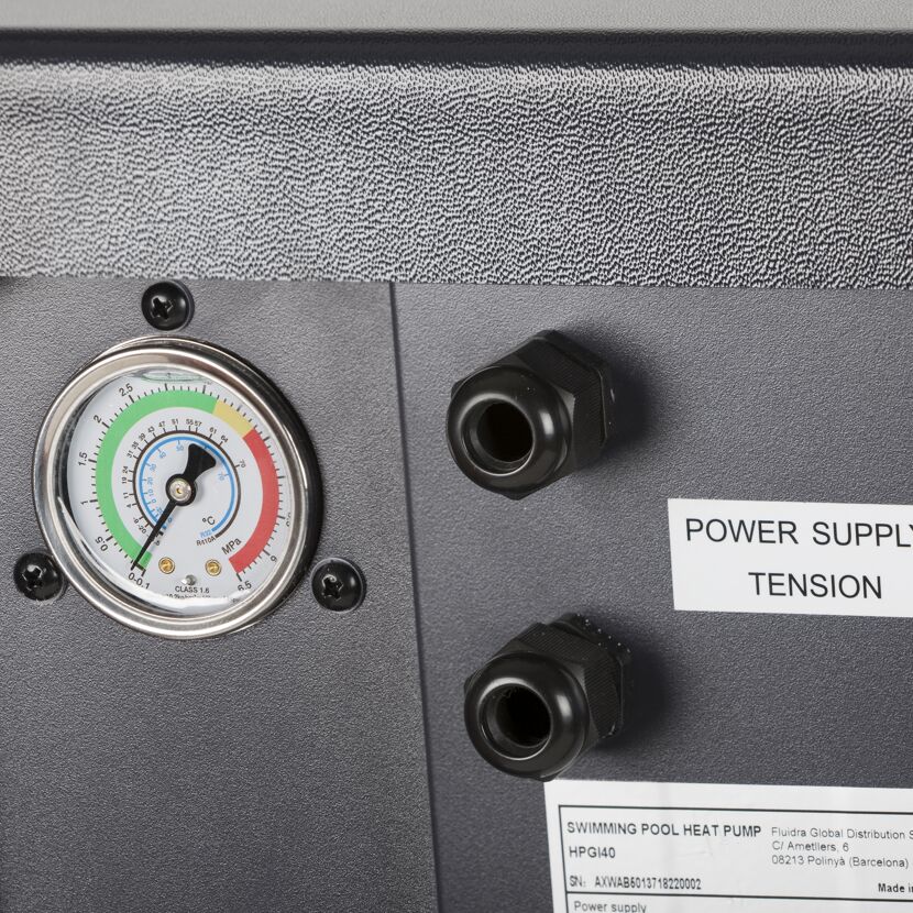 Manometer und Anschlüsse einer Wärmepumpe