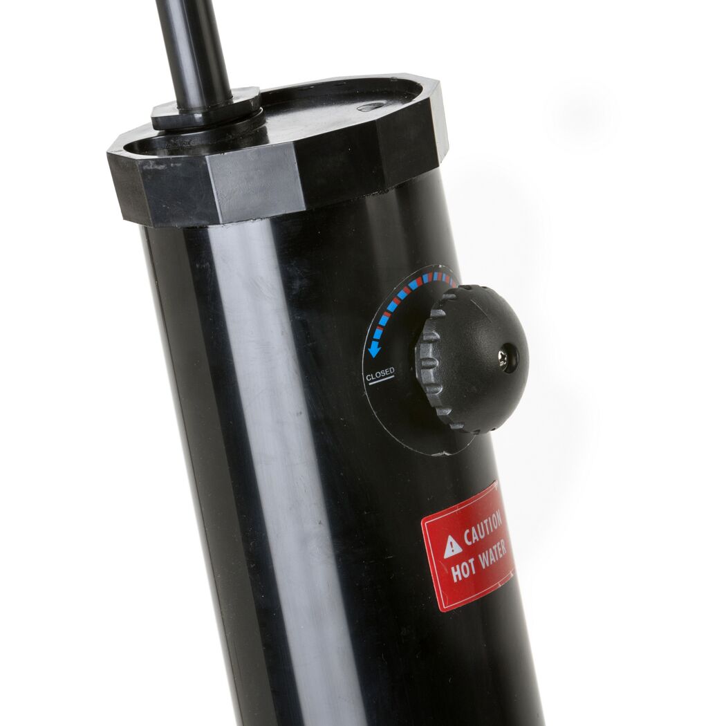 Schwarze Solardusche mit Drehregler