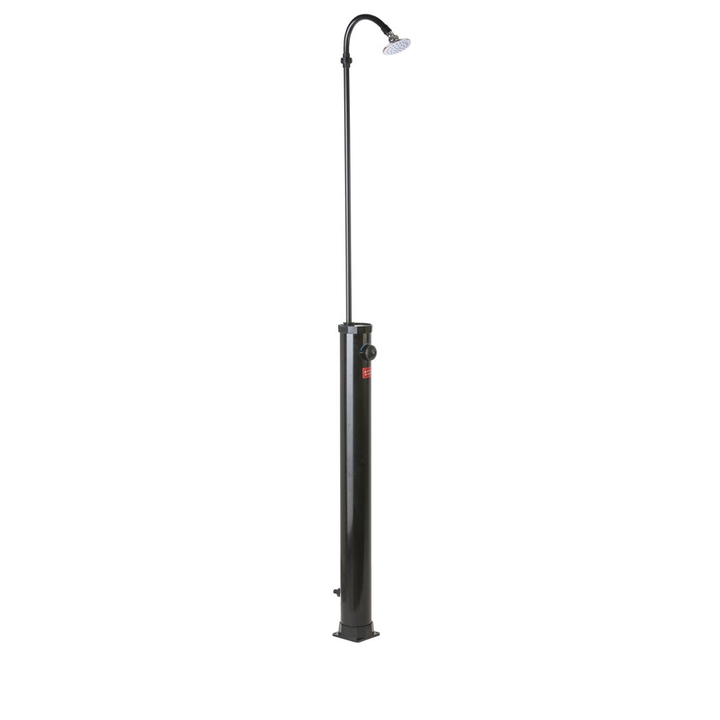 Schwarze Solardusche mit Duschkopf