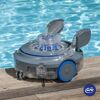 Poolroboter auf Holzboden neben Pool
