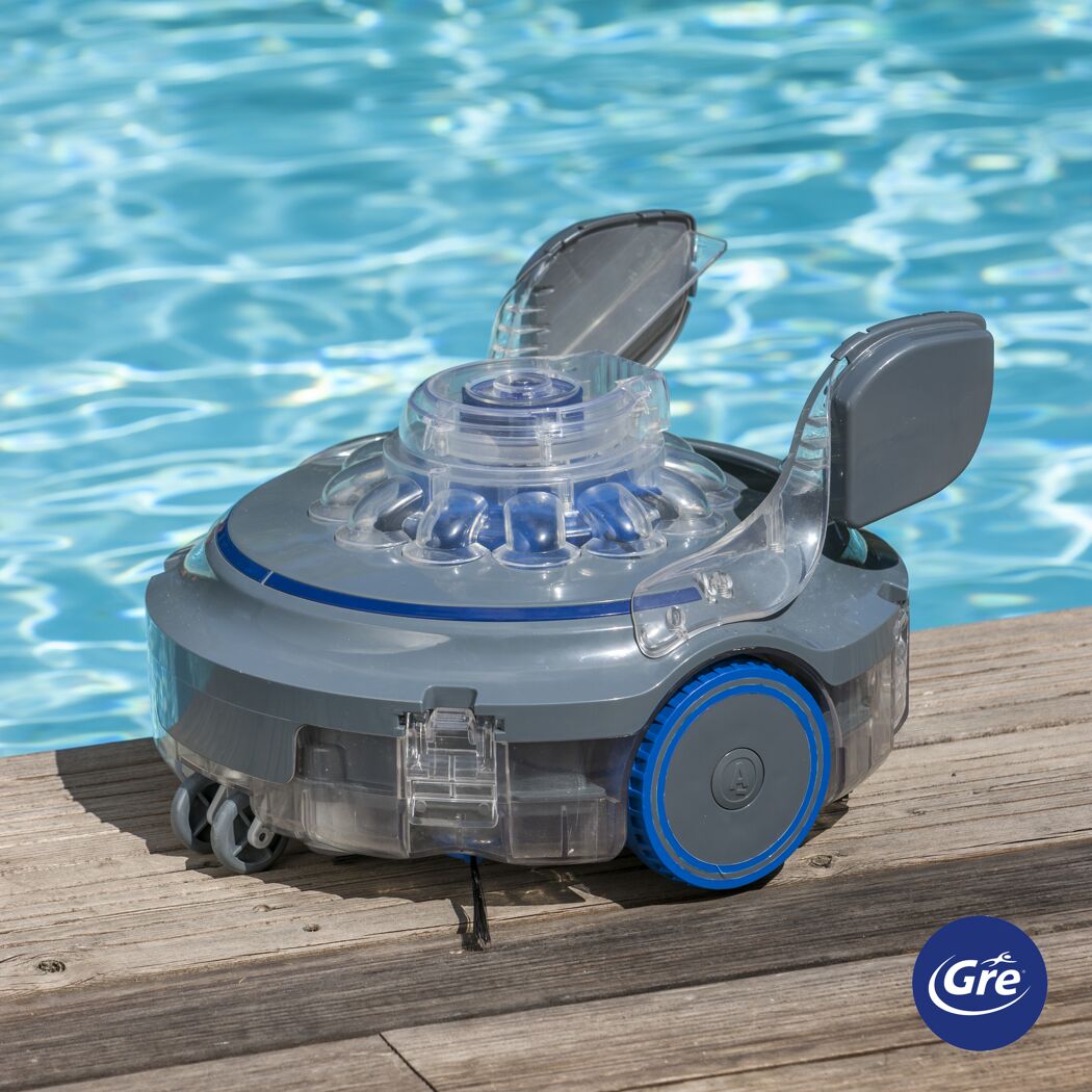 Poolroboter auf Holzboden neben Pool