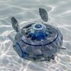 Poolreinigungsroboter unter Wasser