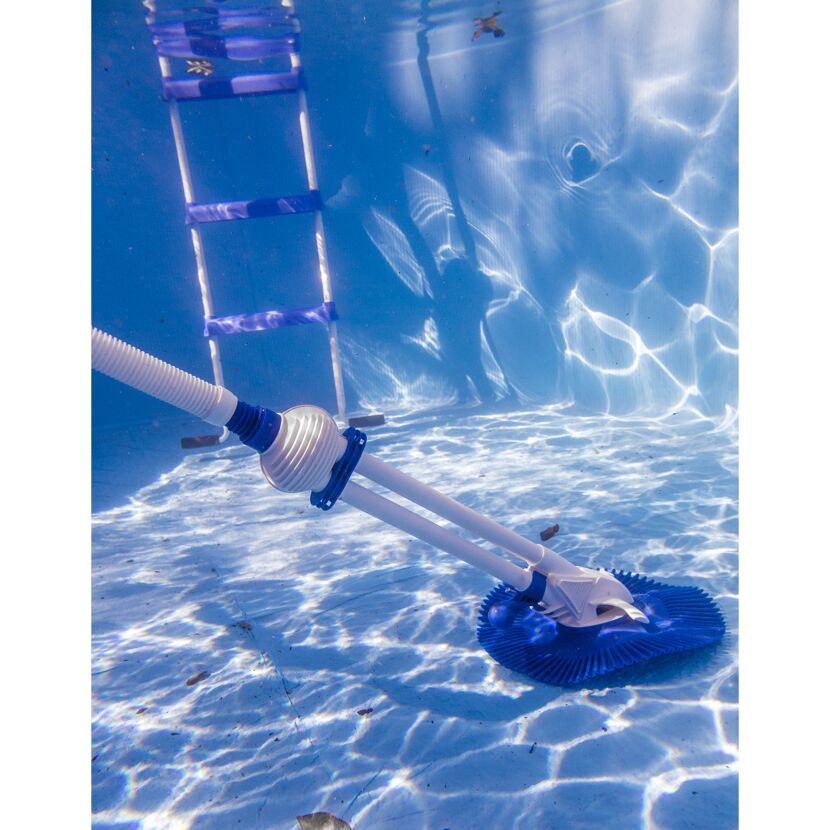Automatischer Poolreiniger im Schwimmbecken